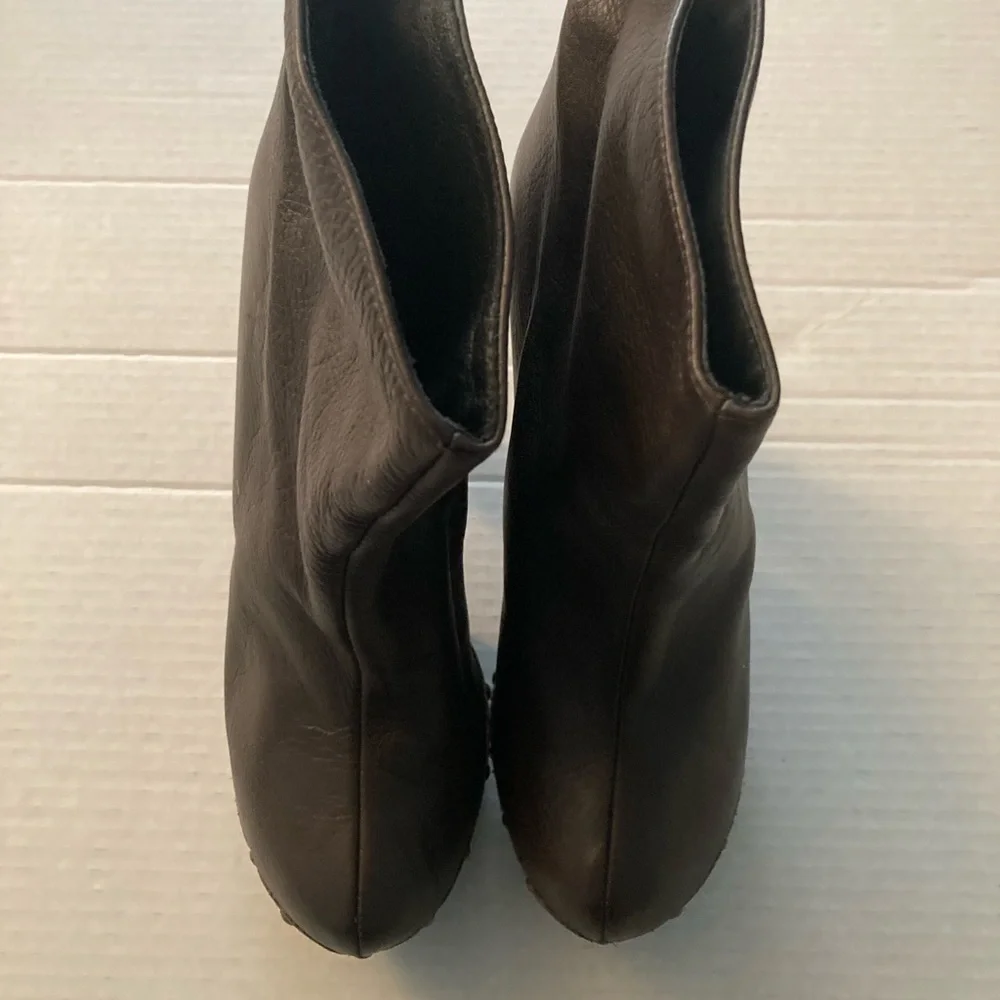 Boots - Picture 2 of 9
